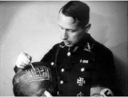 Le gammadion est l'assemblage fixe de quatre gammas. Alexander Langsdorff Montrant Un Vase A Decor De Svastika Dans Le Film Download Scientific Diagram