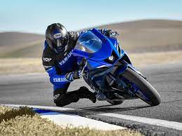 The standard front sport seats have nice leather upholstery but can be reskinned with upgraded leather and ventilated cushions. Yamaha R7 Der Verkleidete Goldesel Moto Ch