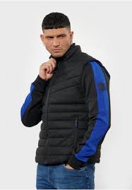 Partez en randonnée en toute confiance en portant cette veste à capuche légère, conçue pour suivre vos mouvements. Doudoune Homme Kaporal