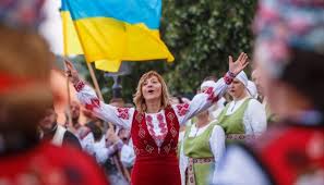 Нехай ваші тіла, справи і особиста думка також будуть незалежними. Hoda Marsh Prapori I Vishivanki Yak V Ukrayini Vidsvyatkuvali Den Nezalezhnosti