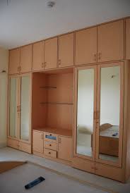 Plywood Wadrobe With Cabinets Also Clothes Hangers And Large Mirror Jpg 1074 1600 Diseno De Armario Diseno De Armario Para Dormitorio Armarios De Dormitorio