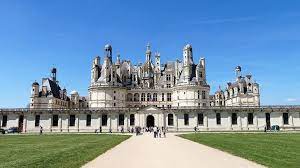 Le château de madrid, d'abord appelé château de boulogne, est une résidence royale bâtie dans le bois de boulogne.construit à partir de 1528 1 sur l'ordre du roi de france françois i er et achevé pour son fils henri ii, il fut entièrement démoli à la fin du xviii e siècle. Le Chateau De Chambord Rouvre Enfin Ses Portes Nous Prevoyons La Moitie De La Frequentation Habituelle