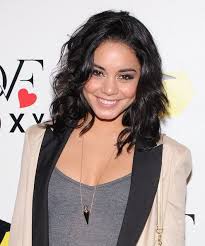 More Pics Of Vanessa Hudgens Medium Curls Medium Curly Hair Styles Medium Hair Styles Curly Hair Styles