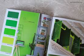 Dindingnya hijau dipadu warna putih, lalu ada lemari kayu cokelat, ada tanaman hias yang hijau, ditambah lagi dengan karpet yang. Nippon Paint Ubah Dekorasi Rumah Agar Kian Betah Yasinta Astuti