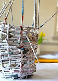 Basteln Mit Zeitungspapier Flechten Korb Papierrollchen Waagerecht Senkrecht Blumen Vase Basteln Mit Zeitungspapier Basteln Mit Papier Basteln Mit Buchseiten