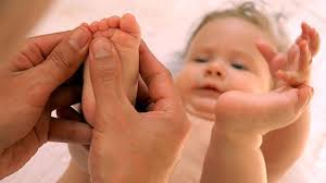 Jika duduknya belum stabil bisa menahan dengan perut anda, tetapi jangan di paksakan. Coba Sendiri Pijat Kaki Agar Bayi Bisa Cepat Jalan Health Liputan6 Com