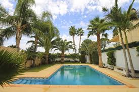 De superficie, una habitación doble y 2 habitaciones sencillas, 2 baños, propiedad en buen estado, cocina equipada, carpintería interior de haya, orientación este, suelo de cerámico, carpintería. Alquiler Casa Chalet En Alicante Campo De Golf Playa San Juan Con Piscina