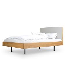 Wir beraten sie gerne, damit sie sich in ihrem schlafzimmer schon bald wie auf wolken gebettet fühlen. Simples Bett Unidorm Mit Kopfteil