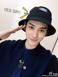 Đạo diễn nổi tiếng Trung Quốc phẫn nộ khi bị đồn chia tay bạn trai đồng  tính để đến với trai trẻ