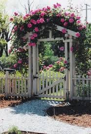 30 Garden Fencing Ideas An Inspirational Guide To Build Garden Fence Amazing Garden Ideas Landscap In 2020 Garden Gates And Fencing Cottage Garden Backyard Remodel