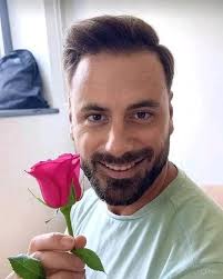 Receiving roses improves mood