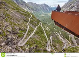 It is part of norwegian county road 63 that connects the town of åndalsnes in rauma and the village of valldal in norddal municipality. Norwegische Gebirgsstrasse Trollstigen Norwegen Touristenstandpunkt Redaktionelles Stockfoto Bild Von Extrem Felsen 94497723