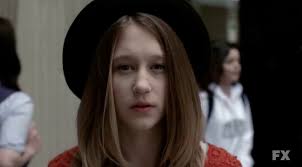 Taissa Farmiga V 8 Sezone Seriala Amerikanskaya Istoriya Uzhasov Poyavitsya Srazu V Dvuh Svoih Proshlyh Rolyah