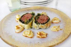 Il cotechino in crosta è un secondo piatto di carne ricco e gustoso! Ricetta Cotechino Con Spinaci In Crosta Di Pasta Sfoglia Ideericette