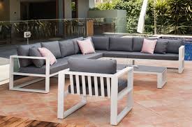 Résine ronde, il est synonyme de partage, soleil et barbecue. Salon De Jardin D Angle En Aluminium De Qualite Belly Xl