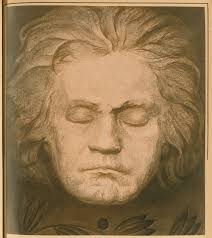 Maskenartiger Beethoven-Kopf mit geschlossenen Augen