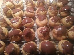 Ces Choux A La Creme Sont Tout Simplement Delicieux In 2020 Desserts Easy Desserts Caramel Apples