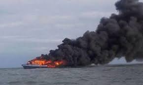 Petir menyambar bagian mesin hingga menimbulkan api dan menjalar ke seluruh bagian kapal. 23 Penumpang Km Santika Nusantara Yang Terbakar Masih Dicari