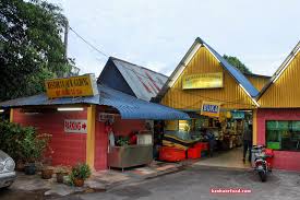 Saya rebus ayam bersama sedikit tulang. Ken Hunts Food The Famous Mee Udang Aur Gading Sungai Dua Seberang Perai Penang