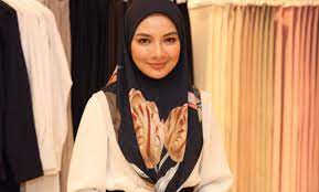 Noor neelofa, also known as neelofa, has been taking her company to the international level with excellent marketing and quality products. Enam Tahun Bisnes Tudung Neelofa Lancar Butik Konsep Di One Utama