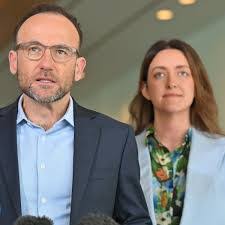 Nina Betts's Instagram, Twitter & Facebook