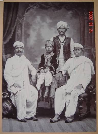 File:Vintage studio photograph of Marwari traders, Bombay.jpg - Wikimedia Commons