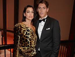 Jun 14, 2021 · sie ist nicht aufzuhalten! Dua Lipa Trennt Sich Erneut Von Model Freund Isaac Carew Bigfm