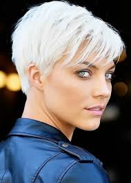 And if your hair is naturally straight, it's really easy to curl it when you have a short layered hairstyle as there's no added weight to pull the curls out. Top 30 Trendy Short Hairstyles For Fine Hair