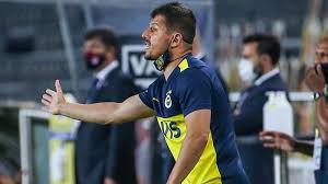 Emre belözoğlu 7 eylül 1980 yılında, i̇stanbul'da doğmuştur. Fenerbahce De Emre Belozoglu Bilinmezi Spor Haberleri