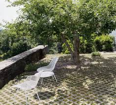 Woodard patio furniture offers beautiful, time tested furniture that'll fit like a glove on any yard or deck. High Low Wire Chair By Russell Woodard Gardenista