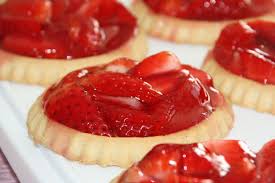 Kleine Erdbeertortchen Murbeteigtortchen Mit Frischen Erdbeeren Foodtempel Rezept Erdbeertortchen Nachspeise Lebensmittel Essen