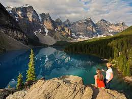Moraine lake is a lake of glacial origin located in the scenic valley of ten peaks at about 1,885 meters high. Seeufer Moraine Lake Alberta Canada