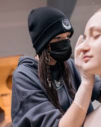 Das war wohl gestern unsere mutigste und lustigste Kundin 😂 Sie war super  aufgeregt, musste sich immer wieder berappeln sich jetzt endlich ihr  Nostril stechen zu lassen, und am Ende sagte Sie: ,,