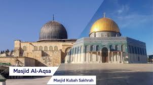 Masjid al aqsha adalah bangun yang terdapat di sebelah selatan haram al sharif, berupa struktur persegi panjang yang sangat sederhana namun besar dan mengesankan. Mengenal Masjid Al Aqsa Lebih Dekat Agar Tidak Salah