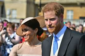 The bride, meghan markle, is american and previously worked as an actress, blogger, charity ambassador, and advocate. Le Prince Harry Et Meghan Markle Devoilent La Date De Leur Premiere Tournee Royale Depuis Leur Mariage Pureactu Com