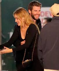 Liam hemsworth (31) makes it official online. Liam Hemsworth Kisses New Australian Girlfriend Maddison Brown On Date Daily Mail Online Liam Hemsworth Hemsworth New Girlfriend