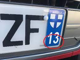 Voici ce que dit la loi, et les sanctions. Autocollant Sticker Pour Plaque Une Pratique Legale