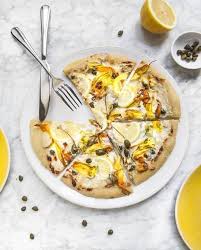 Pizza Fleurs De Courgette Et Citron Pour 4 Personnes Recettes Elle A Table Recette Fleurs De Courgettes Recettes De Cuisine Alimentation