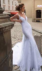 Gli abiti da sposa a sirena sono i preferiti di molte spose, perché completano la silhouette e valorizzano le curve femminili. Abiti Da Sposa A Sirena In Pizzo Scollato Con Strascico Lungo 2019sposatelier