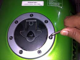 Untuk konsumsi bahan bakarnya ternyata irit juga, tidak seperti banyak orang katakan kalau motor 2tax kawasaki itu boros banget, ninja ss mengkonsumsi 1liter bahan bakar untuk jarak sekitar 10kman bro. Tangki Bensin Ninja Mudah Kemasukan Air Hourex150l S Blog