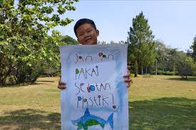 Apin Bocah 7 Tahun Yang Getol Kampanye Lawan Sedotan Plastik Halaman All Kompas Com Gunting bagian ujung sedotan sampai membentuk lancip dengan panjang kurang lebih 1/3 dari.