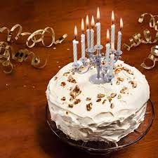 Les plus belles et plus originales bougies d'anniversaire qui orneront les gâteaux de vos proches, petits et grands, et ajouteront de la magie à cette fête. Chandelier Porte Bougies Anniversaire A 7 16