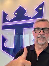 Daniel Hawthorn's Instagram, Twitter & Facebook