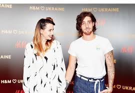 В 2015 году артистка группы «время и стекло» надя дорофеева вышла замуж за украинского артиста владимира гудкова, широко известного под сценическим. Muzh Nadi Dorofeevoj Delitsya Opytom Kak Ne Razvestis Telegid Vklyuchajsya