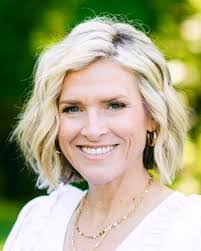 Jenna Holmes's Instagram, Twitter & Facebook