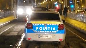 Multora nu le vine să creadă că e posibil; O MasinÄƒ De PoliÅ£ie A RÄƒmas ImpotmolitÄƒ In Noroi Pe Liniile De Tramvai In Bucuresti