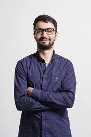 По его словам, двое мужчин следили за ним. Lwp9gfarh4salm