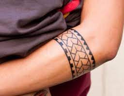 Este En La Pierna Tatuajes Para Hombres Tatuaje De Una Banda Tatuajes Para Hombres En El Antebrazo Una pequena galeria de imagenes de disenos, ideas, modelos y ejemplos de tatoos de bandas, vendajes, rodilleras, pulseras y brazaletes masculinos. tatuajes para hombres en el antebrazo