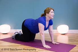 Exhale, round the spine into cat pose, looking towards the belly. Benefits Of Cat Cow Yoga Poses During Pregnancy Oh Baby Fitness
