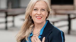 Deborah Vernon's Instagram, Twitter & Facebook